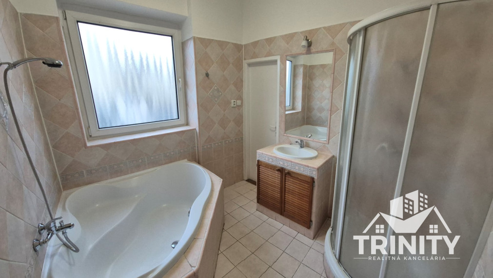 Na prenájom 3-izbový byt v širšom centre mesta Nové Zámky