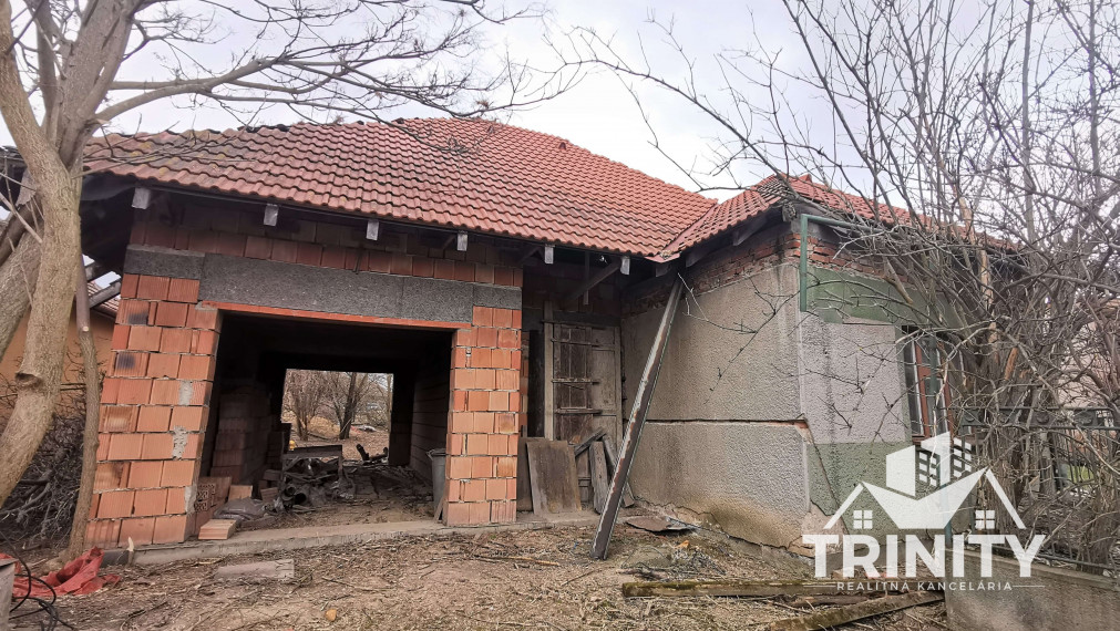 NA PREDAJ stavebný pozemok so starým rodinným domom a nedokončenou prístavbou v obci Strekov