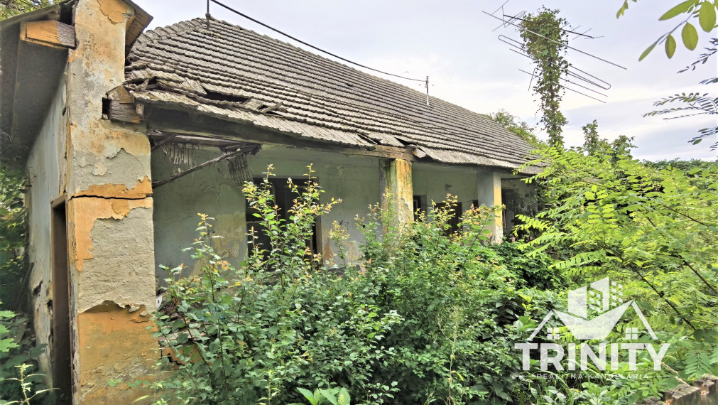 REZERVOVANÉ NA PREDAJ pozemok so starším domom v centre obce Komoča