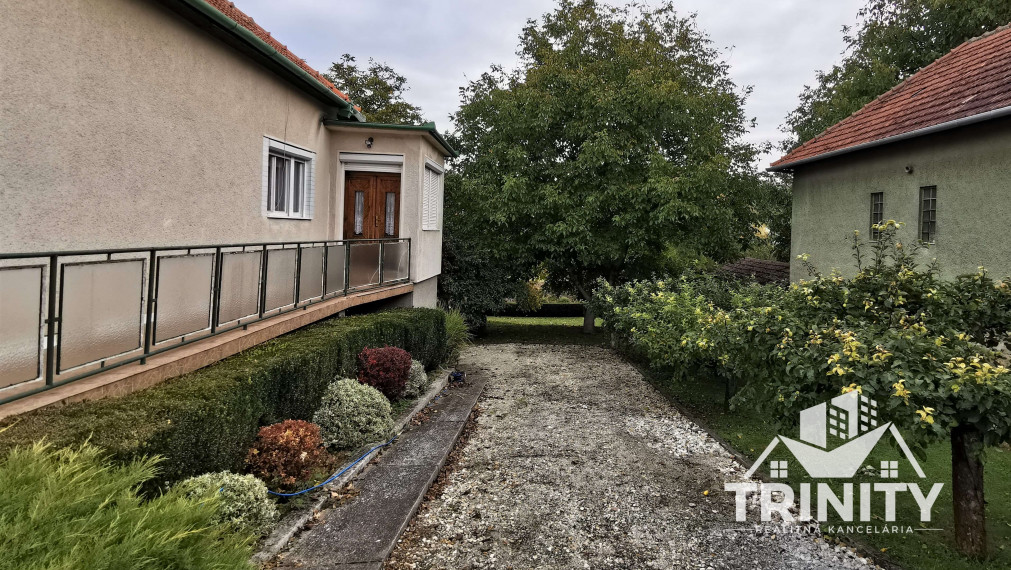 IBA U NÁS - Na predaj 3-izbový rodinný dom s pozemkom v obci Trávnica