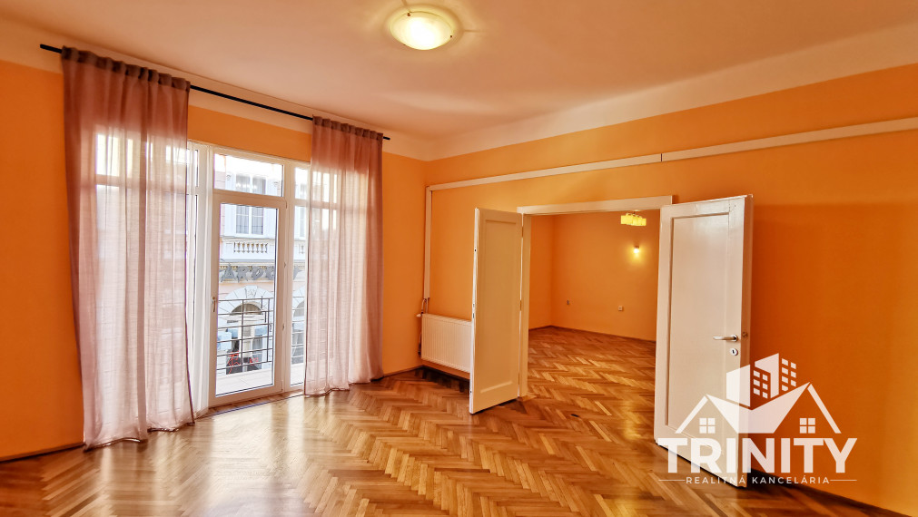 Na prenájom 4-izbový byt s balkónom v centre mesta Nové Zámky