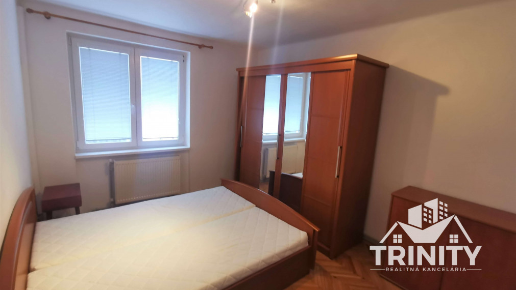 3-izbový byt na prenájom s balkónom v tehlovej bytovke v meste Nové Zámky