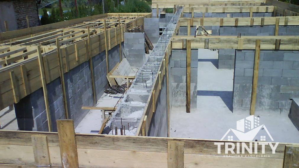 NA PREDAJ rozostavaná polyfunkčná budova v Nových Zámkoch