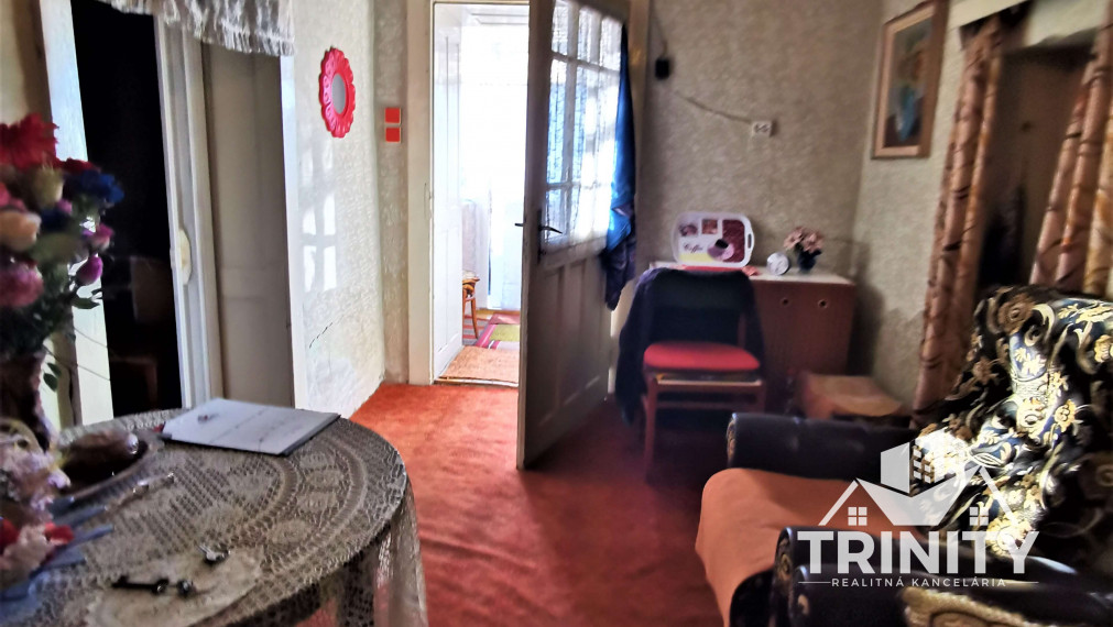 Znížená cena - NA PREDAJ starší rodinný dom v meste Hurbanovo