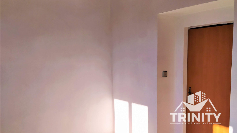 Znížená cena -Na predaj poschodová murovaná chatka v Kamenici nad Hronom