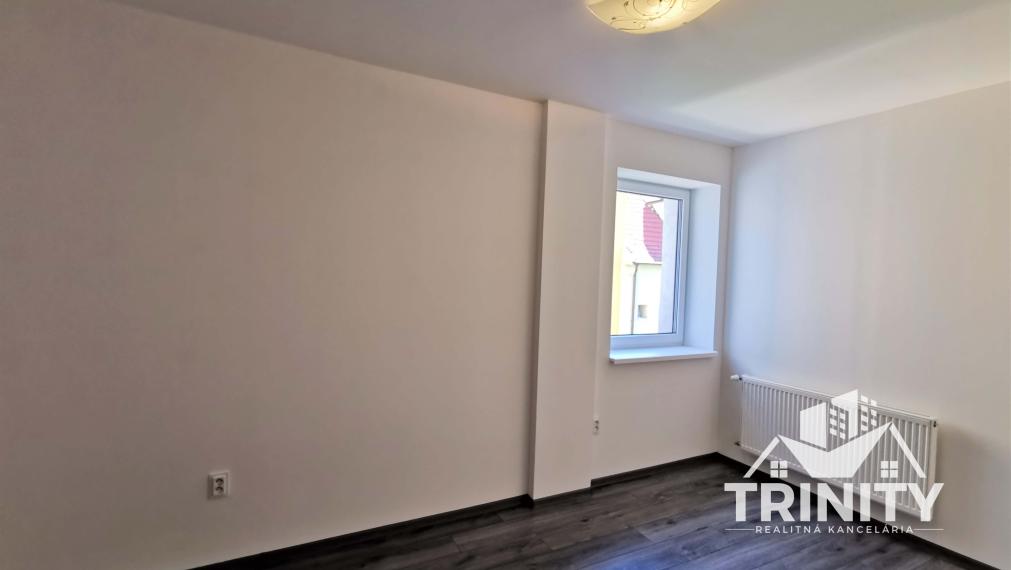 Na prenájom 2-izbový byt s balkónom v centre mesta Nové Zámky