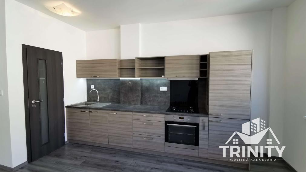 Na prenájom 2-izbový byt s balkónom v centre mesta Nové Zámky