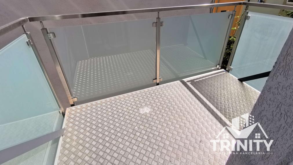 Na prenájom 2-izbový byt s balkónom v centre mesta Nové Zámky