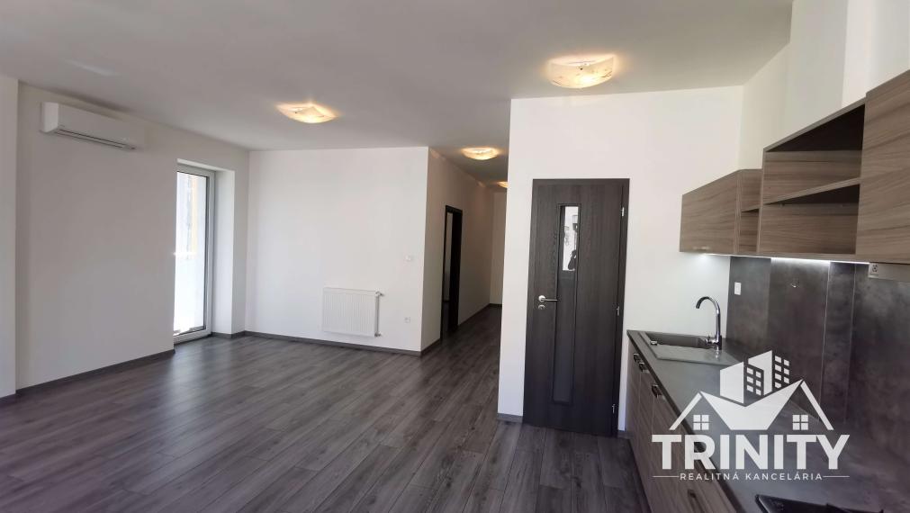 Na prenájom 2-izbový byt s balkónom v centre mesta Nové Zámky