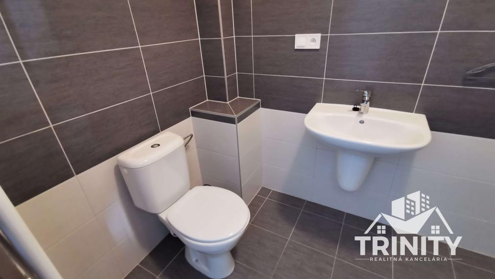 Na prenájom 2-izbový byt s balkónom v centre mesta Nové Zámky