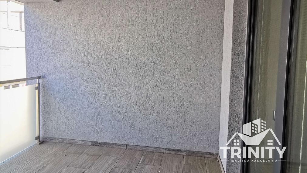 Na prenájom 2-izbový byt s loggiou v centre mesta Nové Zámky