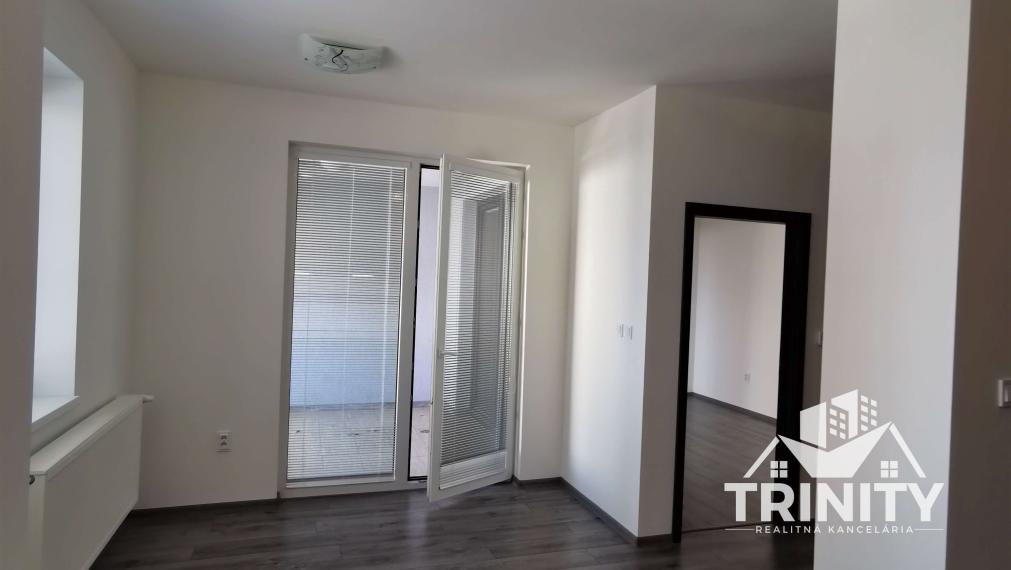 Na prenájom 2-izbový byt s loggiou v centre mesta Nové Zámky