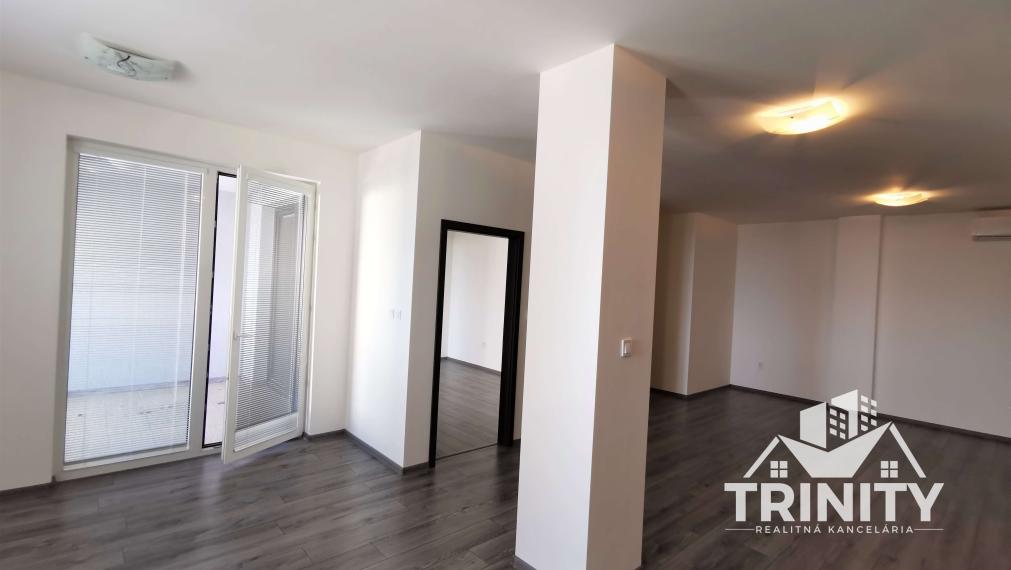 Na prenájom 2-izbový byt s loggiou v centre mesta Nové Zámky