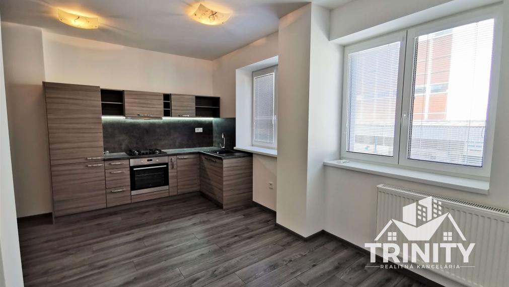 Na prenájom 2-izbový byt s loggiou v centre mesta Nové Zámky