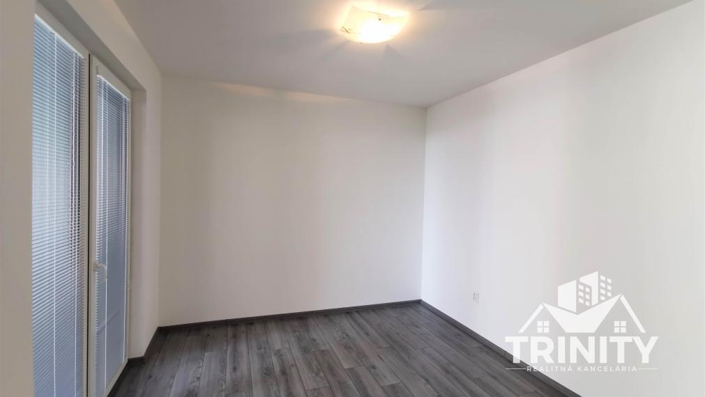 Na prenájom 2-izbový byt s loggiou v centre mesta Nové Zámky