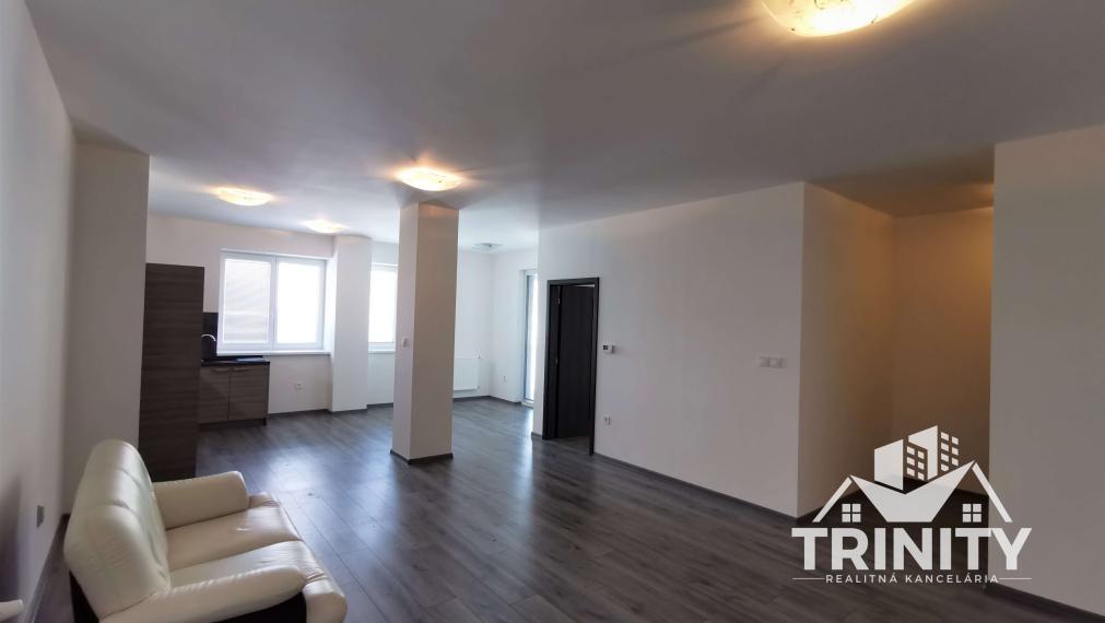 Na prenájom 2-izbový byt s loggiou v centre mesta Nové Zámky