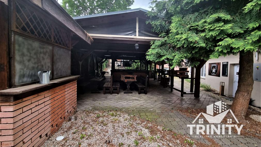 Na prenájom priestor s veľkou terasou v Nových Zámkoch