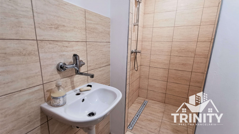 Na predaj polyfunkčná budova v Nových Zámkoch