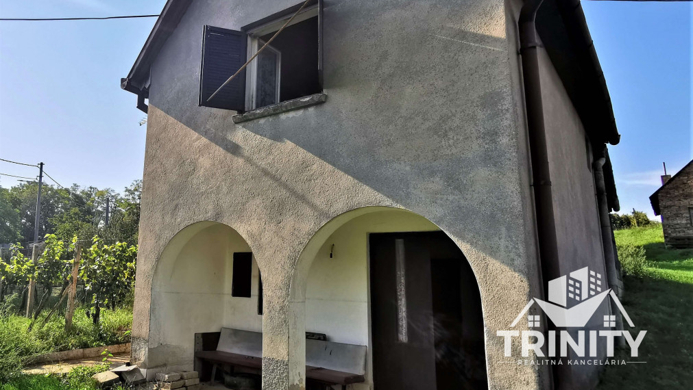 IBA U NÁS - Na predaj poschodová murovaná chata v obci Modrany