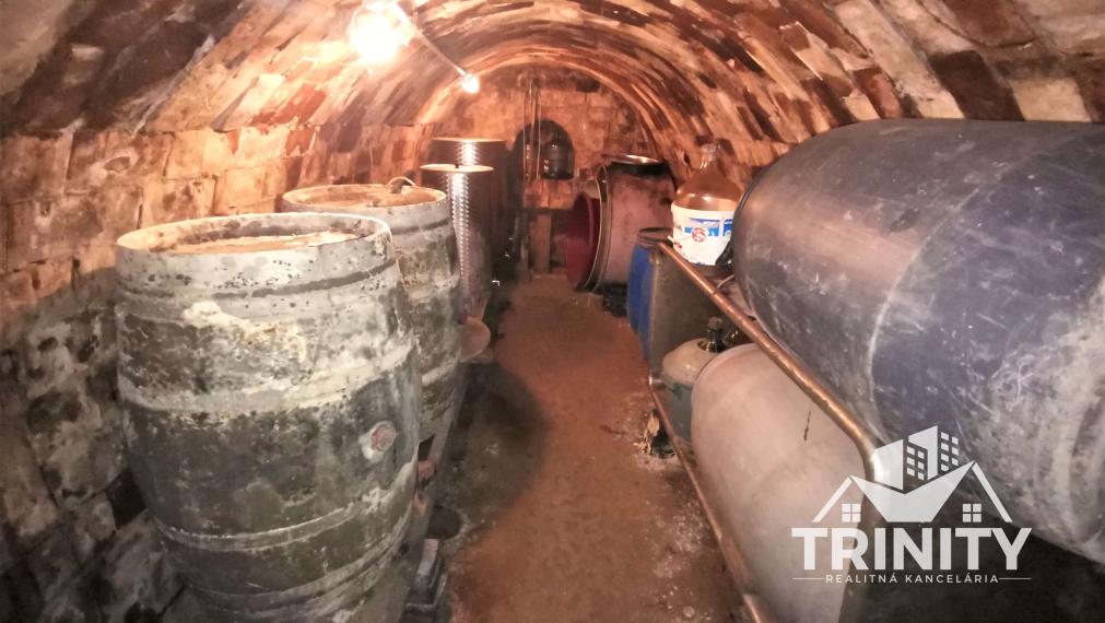 IBA U NÁS - Na predaj poschodová murovaná chata v obci Modrany