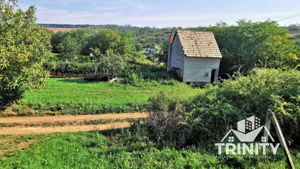 IBA U NÁS - Na predaj poschodová murovaná chata v obci Modrany