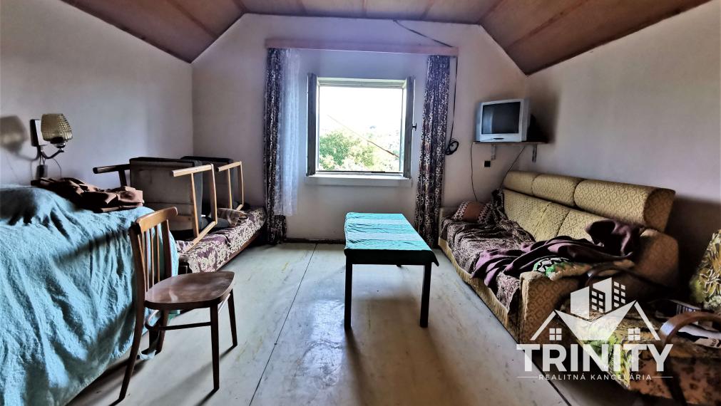 IBA U NÁS - Na predaj poschodová murovaná chata v obci Modrany