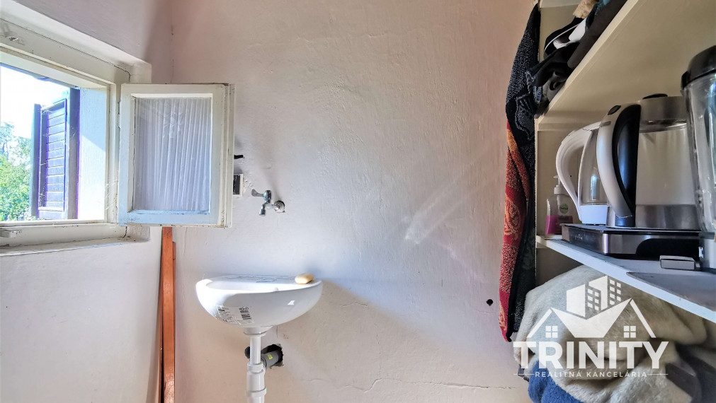 IBA U NÁS - Na predaj poschodová murovaná chata v obci Modrany