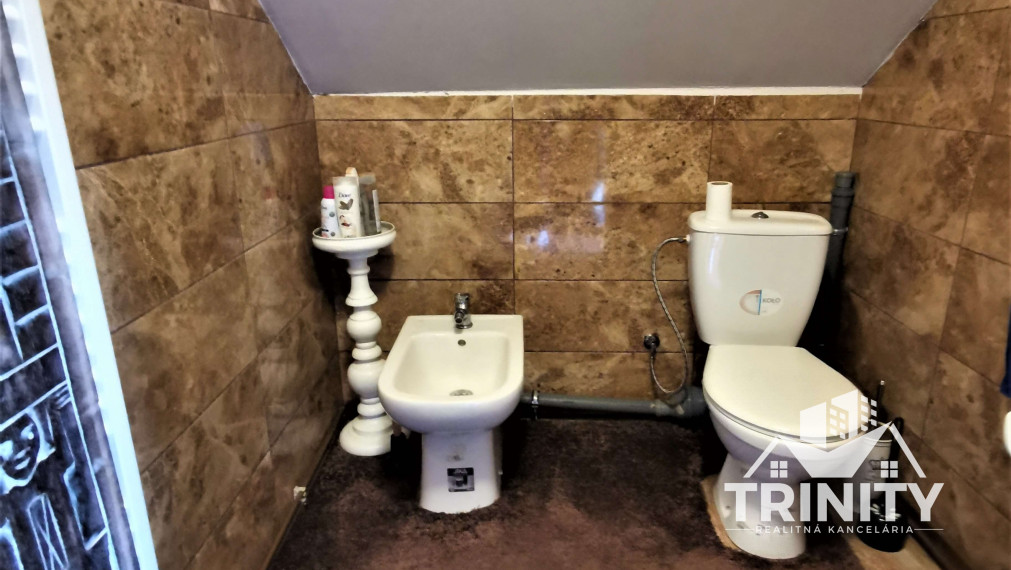 NA PREDAJ 5-izbový tehlový podlažný rodinný dom v Nových Zámkoch