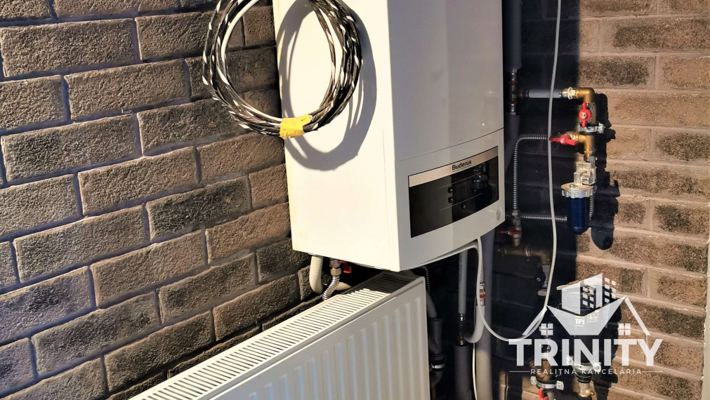 NA PREDAJ 5-izbový tehlový podlažný rodinný dom v Nových Zámkoch