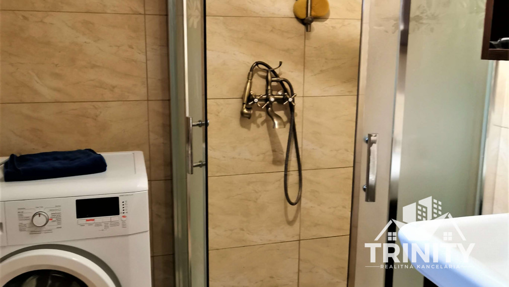 NA PREDAJ 5-izbový tehlový podlažný rodinný dom v Nových Zámkoch