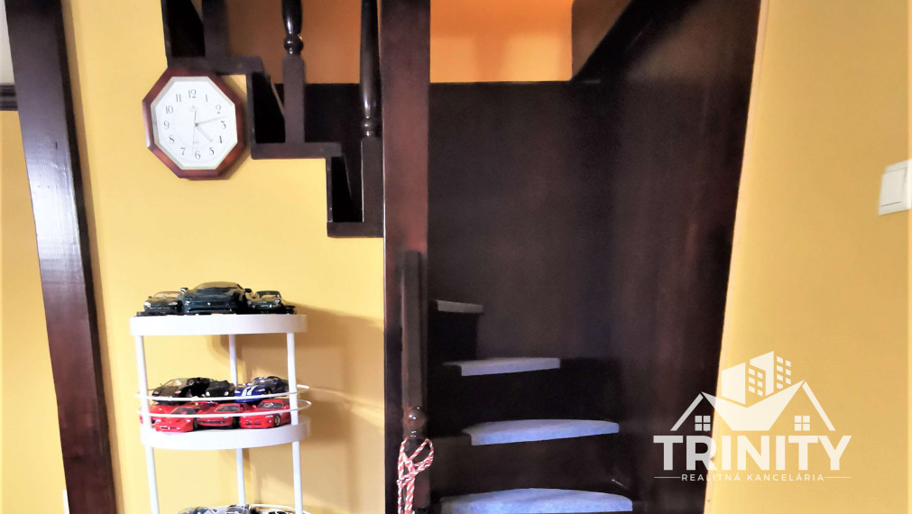 NA PREDAJ 5-izbový tehlový podlažný rodinný dom v Nových Zámkoch