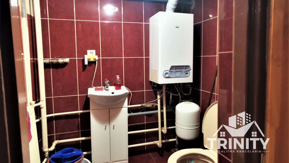 NA PREDAJ 5-izbový tehlový podlažný rodinný dom v Nových Zámkoch