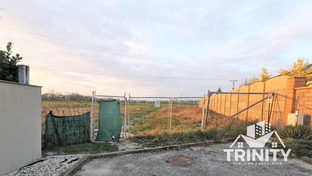 NA predaj veľký rovinatý, slnečný stavebný pozemok v Nových Zámkoch