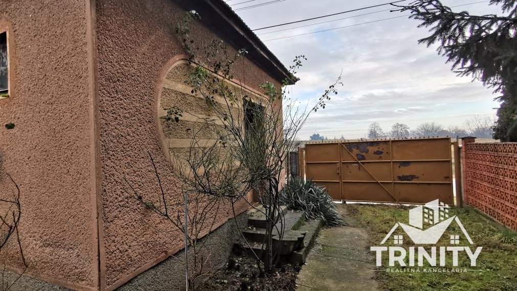 Na predaj 3-izbový rodinný dom s veľkým pozemkom v obci Imeľ