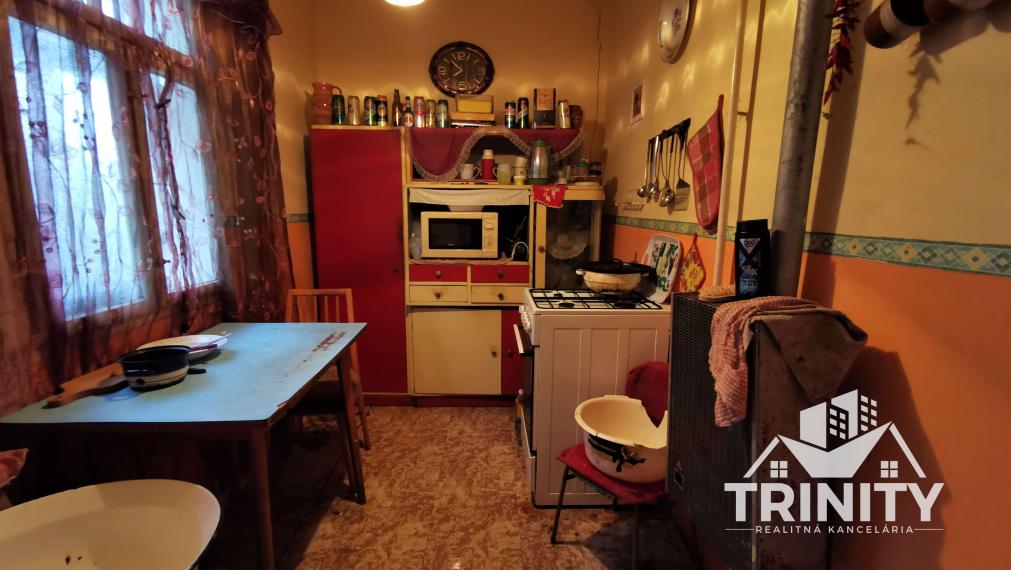 Na predaj 3-izbový rodinný dom s veľkým pozemkom v obci Imeľ