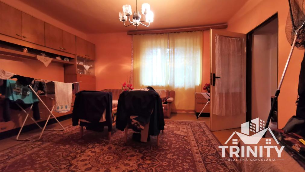 Na predaj 3-izbový rodinný dom s veľkým pozemkom v obci Imeľ