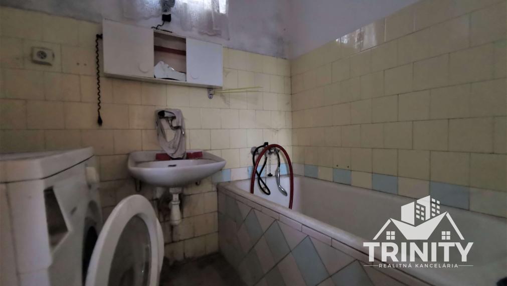 Na predaj 3-izbový rodinný dom s veľkým pozemkom v obci Imeľ