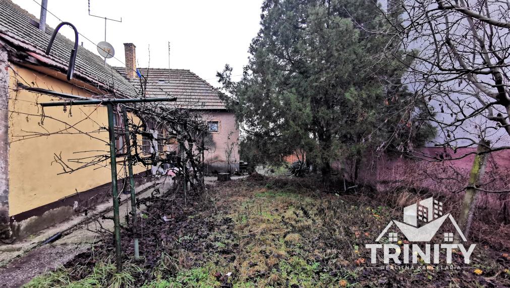 Na predaj 3-izbový rodinný dom s veľkým pozemkom v obci Imeľ