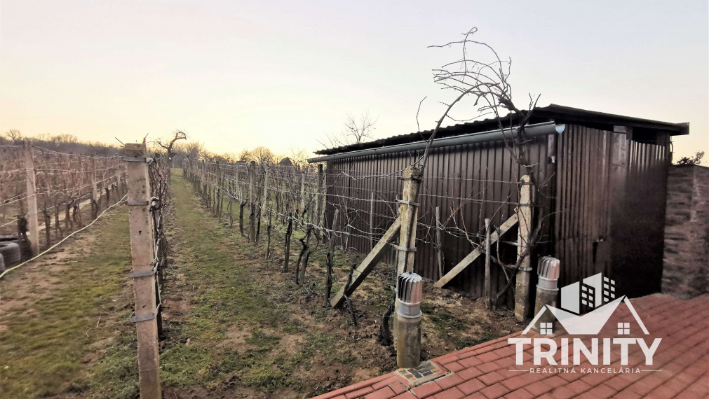 Na prenájom moderná poschodová chata v obci Čaka