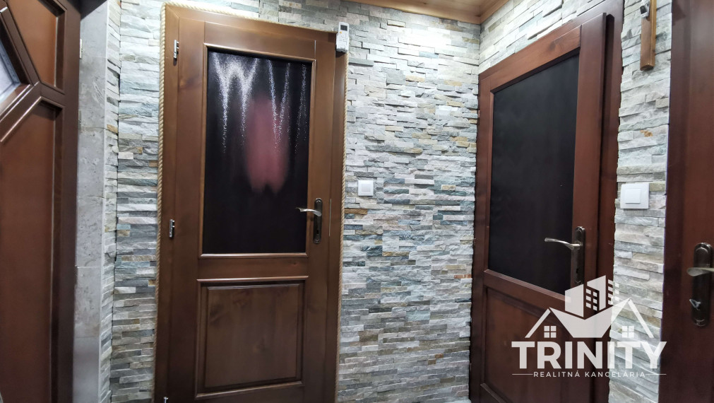 Na prenájom moderná poschodová chata v obci Čaka