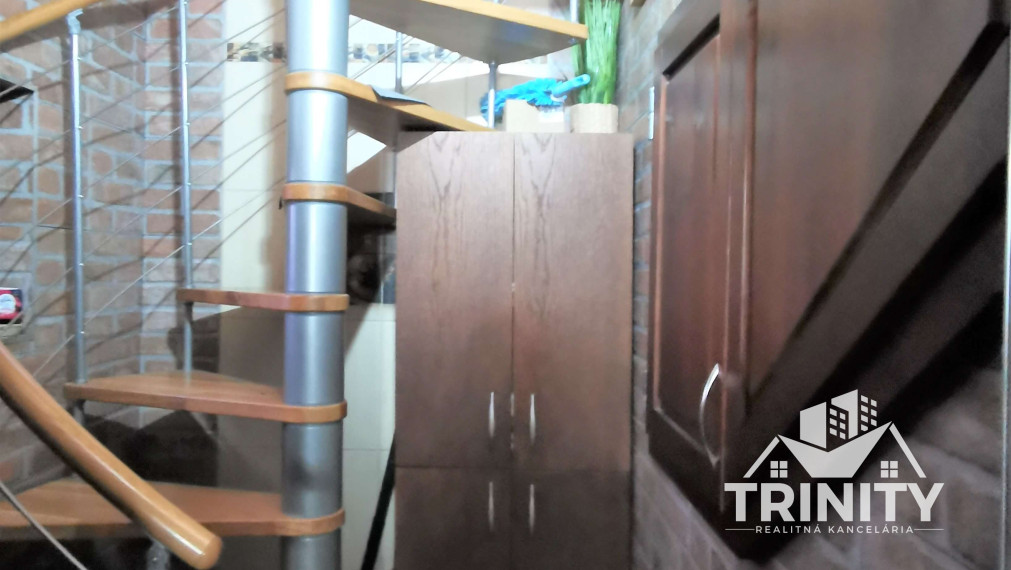 Na prenájom moderná poschodová chata v obci Čaka