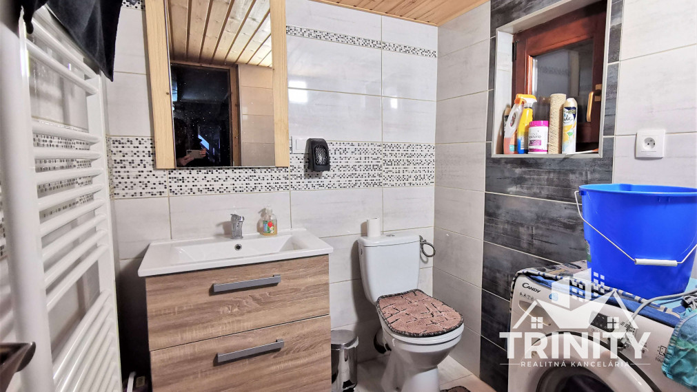 Na prenájom moderná poschodová chata v obci Čaka