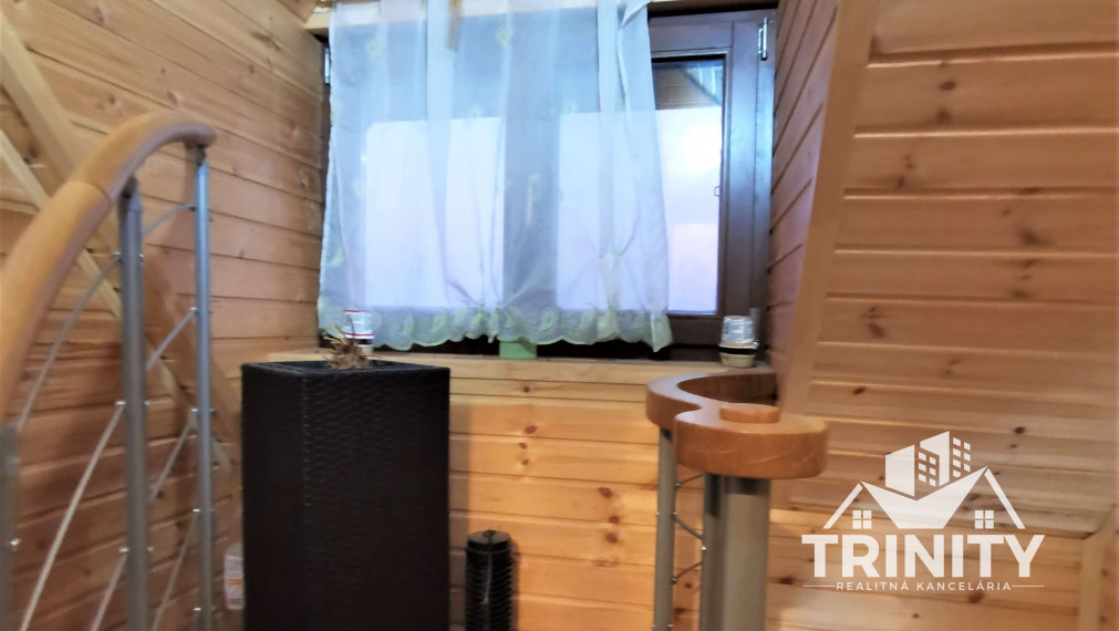 Na prenájom moderná poschodová chata v obci Čaka