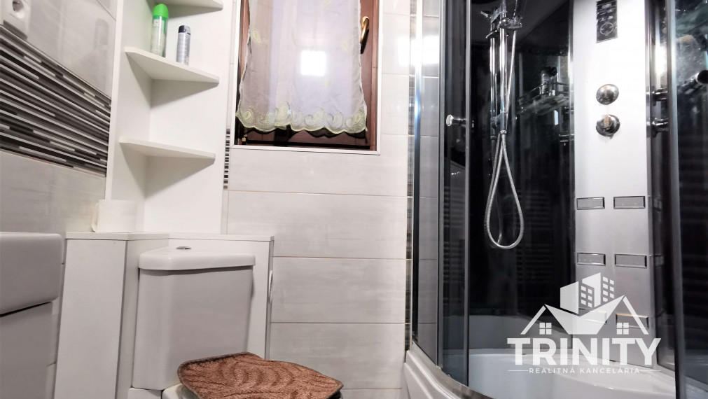 Na prenájom moderná poschodová chata v obci Čaka