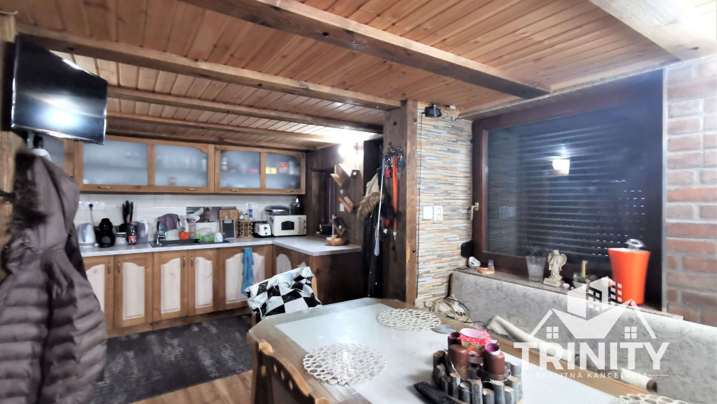 Na prenájom moderná poschodová chata v obci Čaka