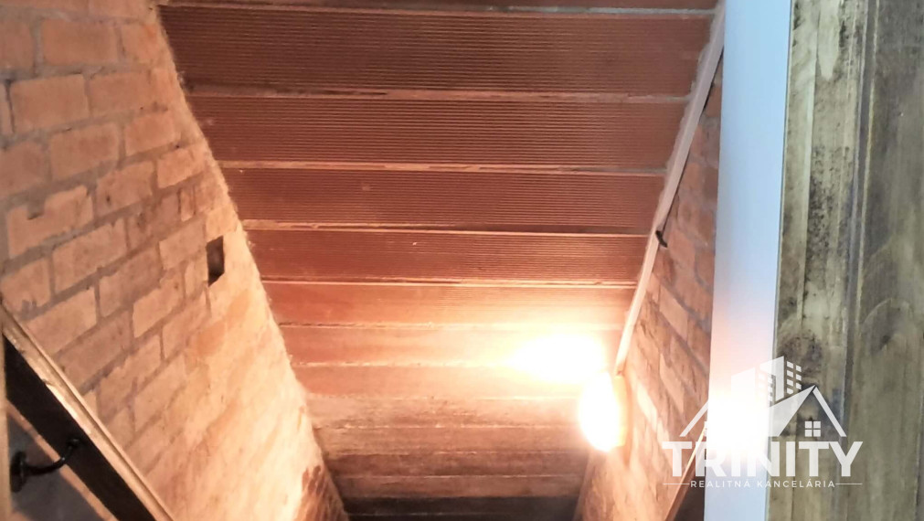 Na prenájom moderná poschodová chata v obci Čaka