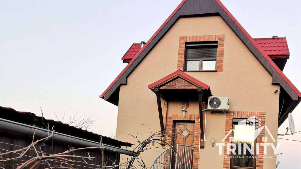 Na prenájom moderná poschodová chata v obci Čaka