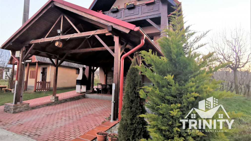 Na prenájom moderná poschodová chata v obci Čaka