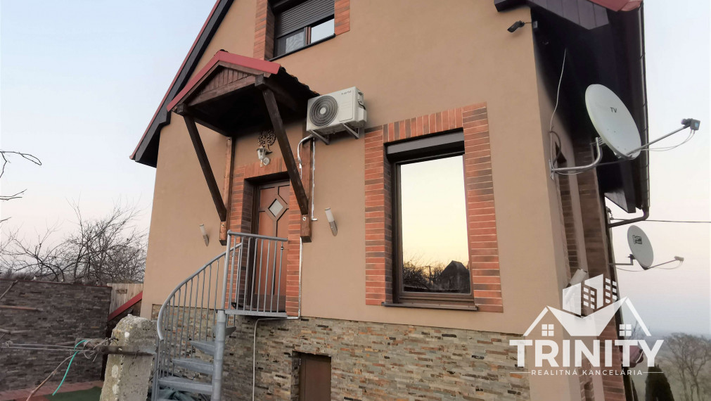Na prenájom moderná poschodová chata v obci Čaka