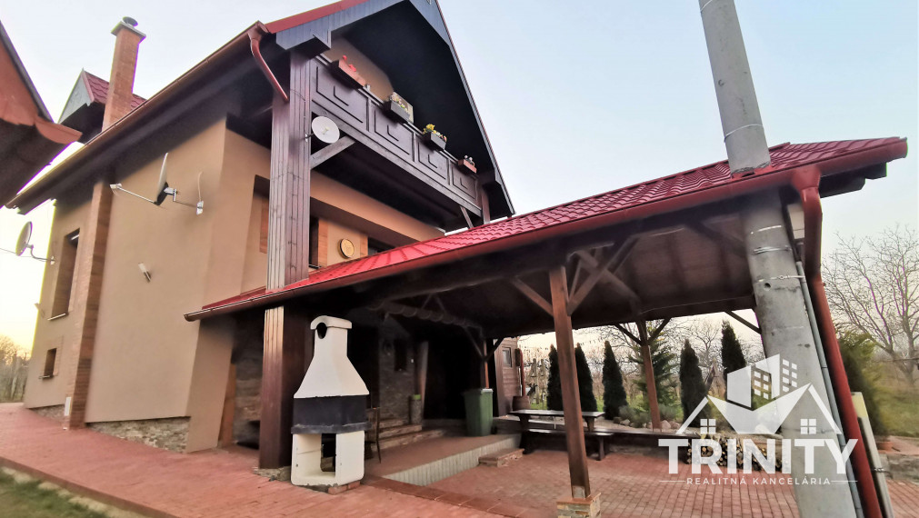 Na prenájom moderná poschodová chata v obci Čaka